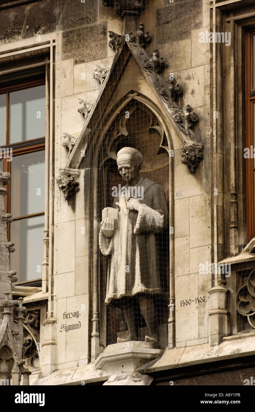 Sculptures gothiques sur le Neues Rathaus (Nouvelle Mairie), Munich  (Munchen / Muenchen), Bavaria (Bayern), Allemagne (couvert en grillage pour  le protéger des oiseaux Photo Stock - Alamy