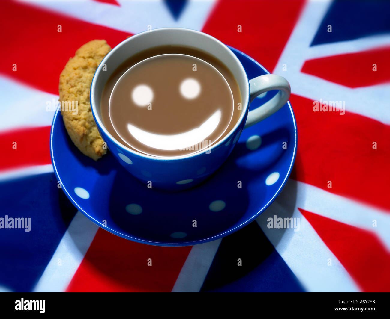 Bonne tasse de thé dans la tasse et soucoupe sur Union jack Banque D'Images