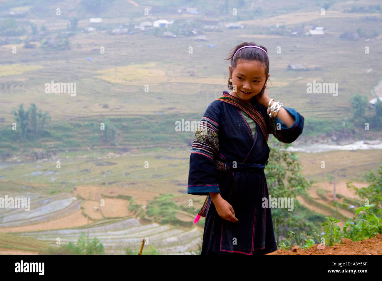 Belle Jeune Fille de minorités ethniques Hmong terrasse au-dessus de champs de riz du Vietnam Sapa Banque D'Images