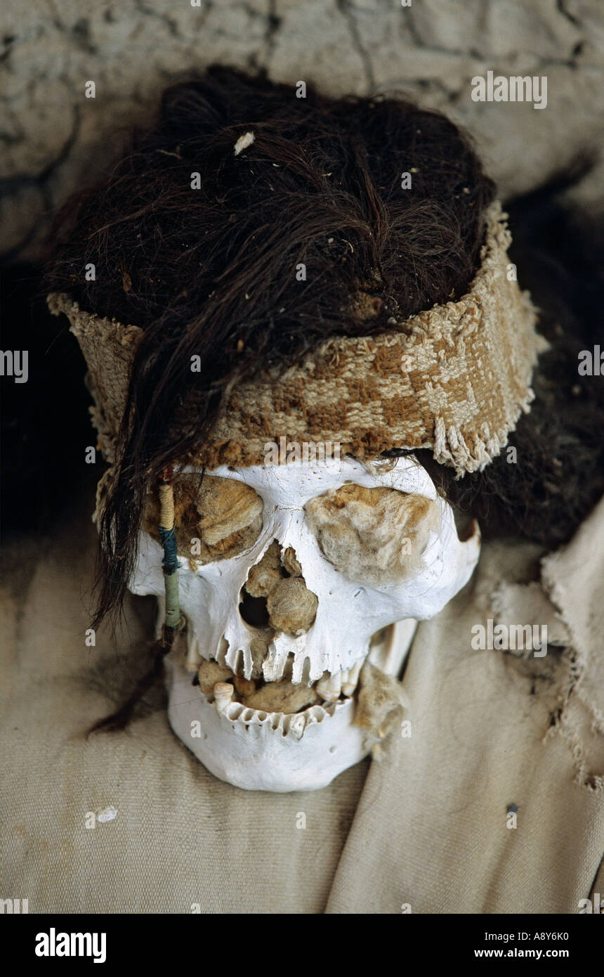 Un Nazcan's Mummy photographié au cimetière de Chauchilla (Pérou). Momie d'un Nazcan photographiée au cimetière de Chauchilla. Banque D'Images