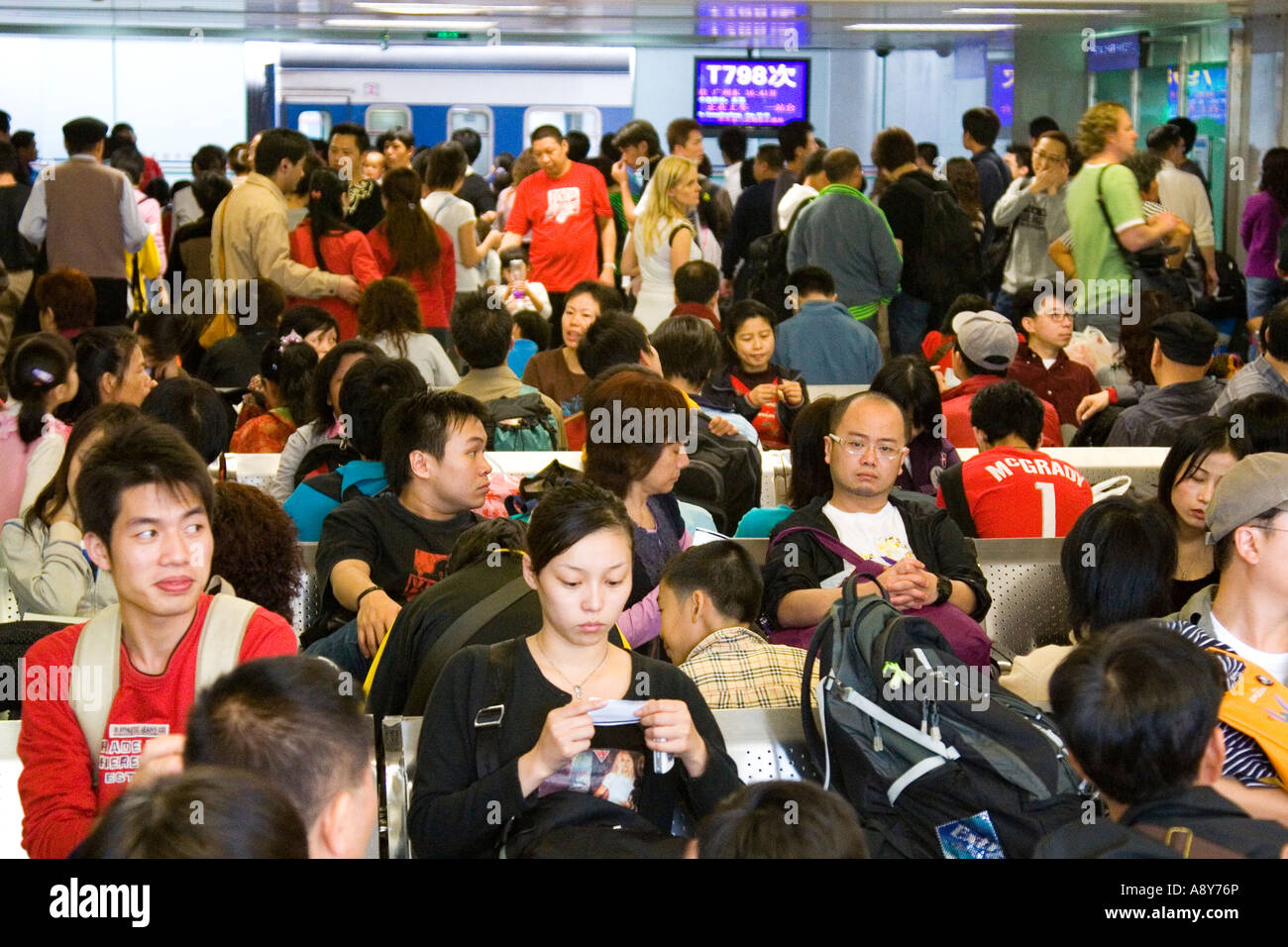 De nombreux passagers en attente d'un train de s'écarter, Guanzhou, Chine Banque D'Images