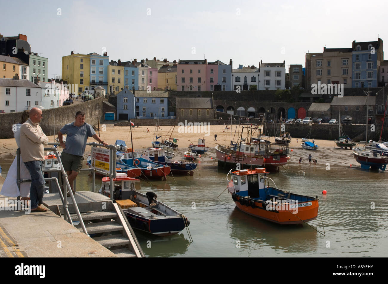 Le quai et la plage du port avec bateaux et yachts Tenby Wales UK Banque D'Images