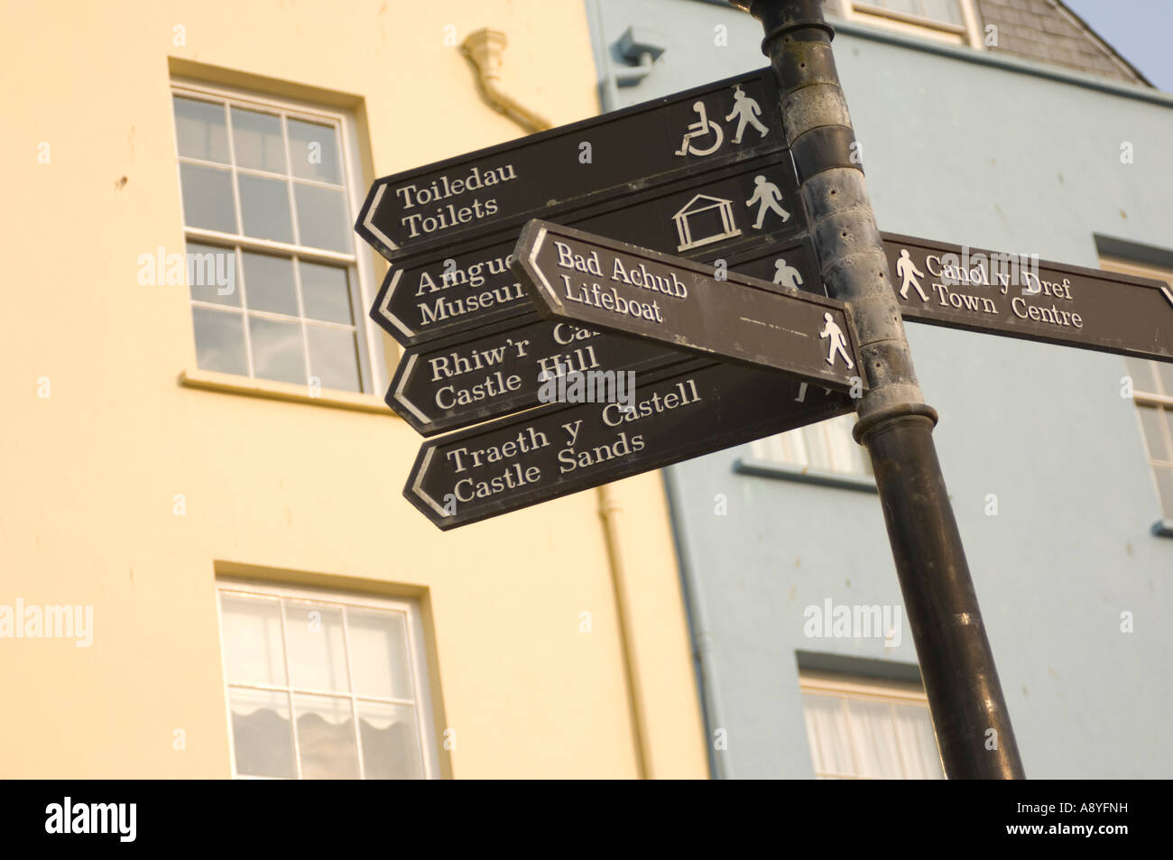 Informations touristiques sur les panneaux de signalisation de la rue West Wales UK pointeurs Tenby Banque D'Images