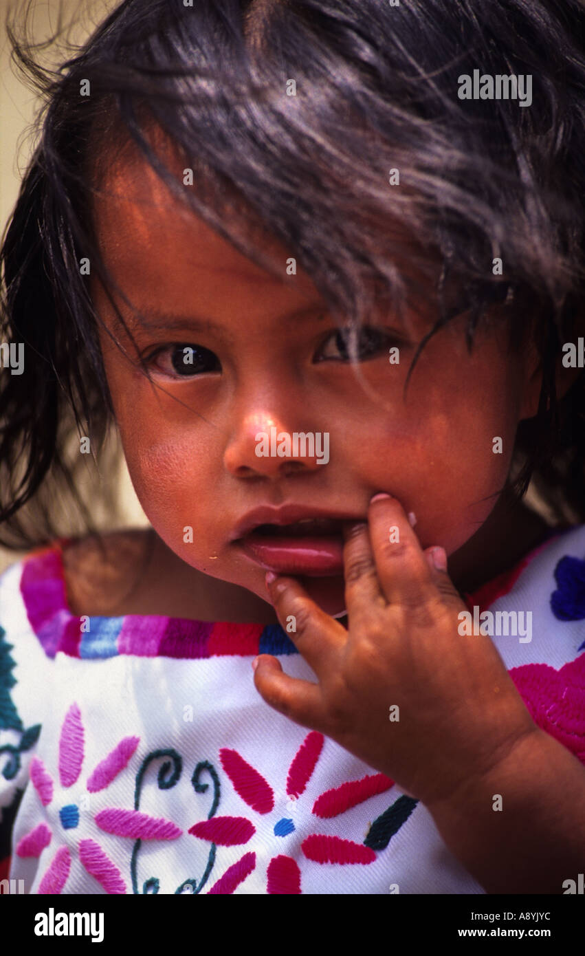 Un enfant indien maya ZINACANTAN À UN MARCHÉ DE SAN LORENZO ZINACANTAN CHIAPAS MEXIQUE Banque D'Images