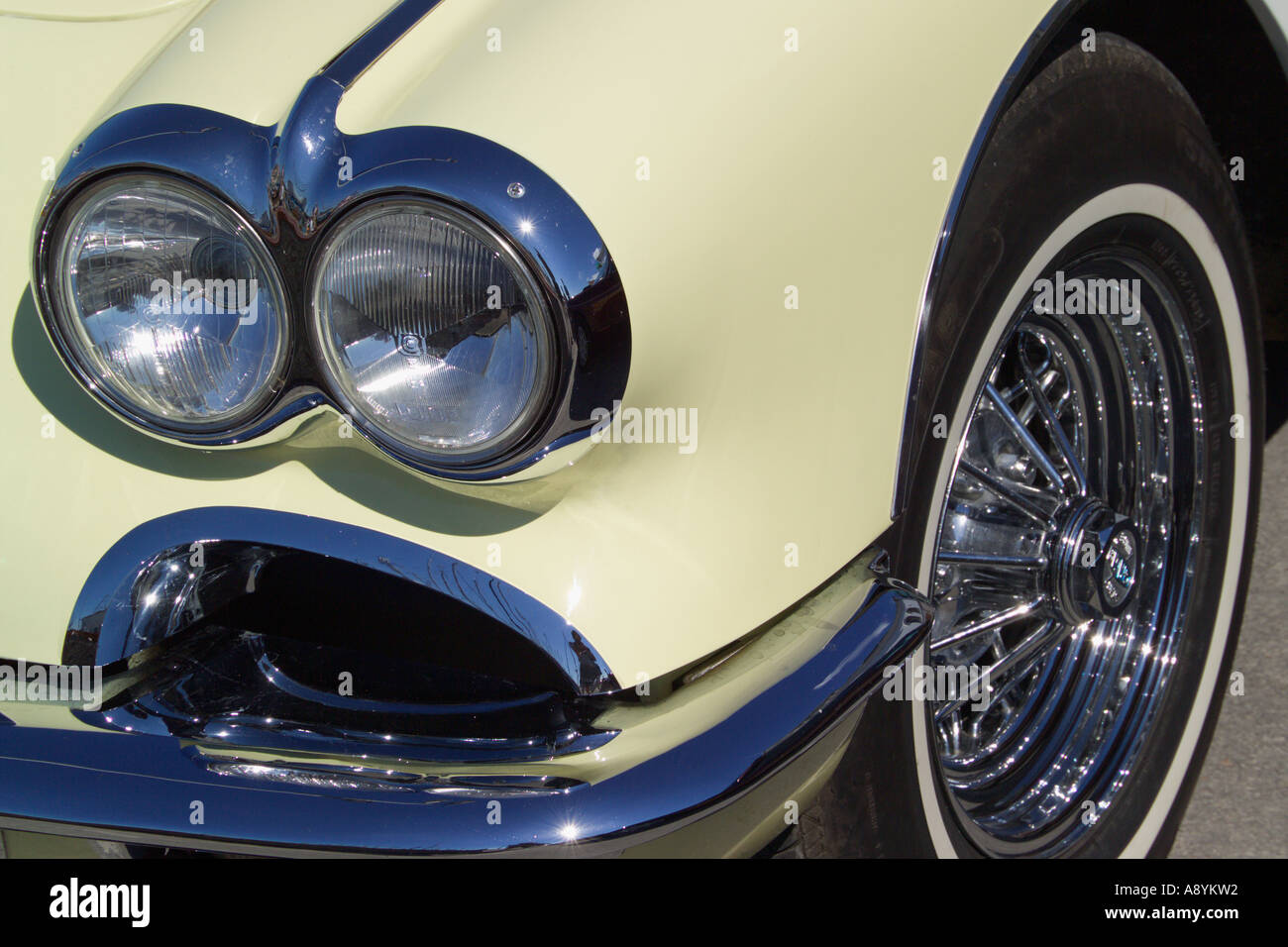 Phares et double volant d'une voiture de sport Chevrolet Corvette Banque D'Images