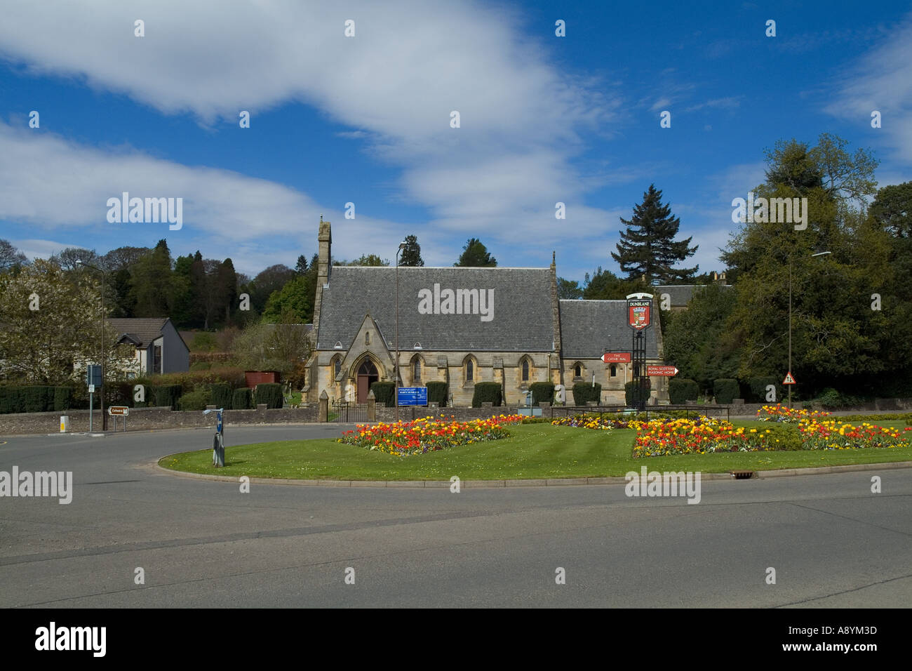 dh église St Marys DUNBLANE STIRLINGSHIRE Scottish Episcopal église fleur Afficher les fleurs du rond-point kirk Scotland royaume-uni Banque D'Images