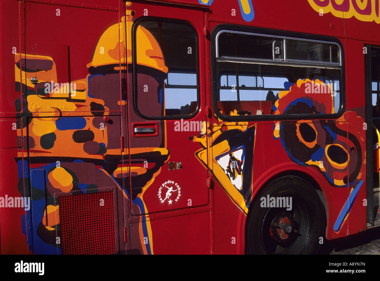 Bus touristique avec la forteresse et masque de carnaval de Cadix Andalousie Espagne dessin Banque D'Images