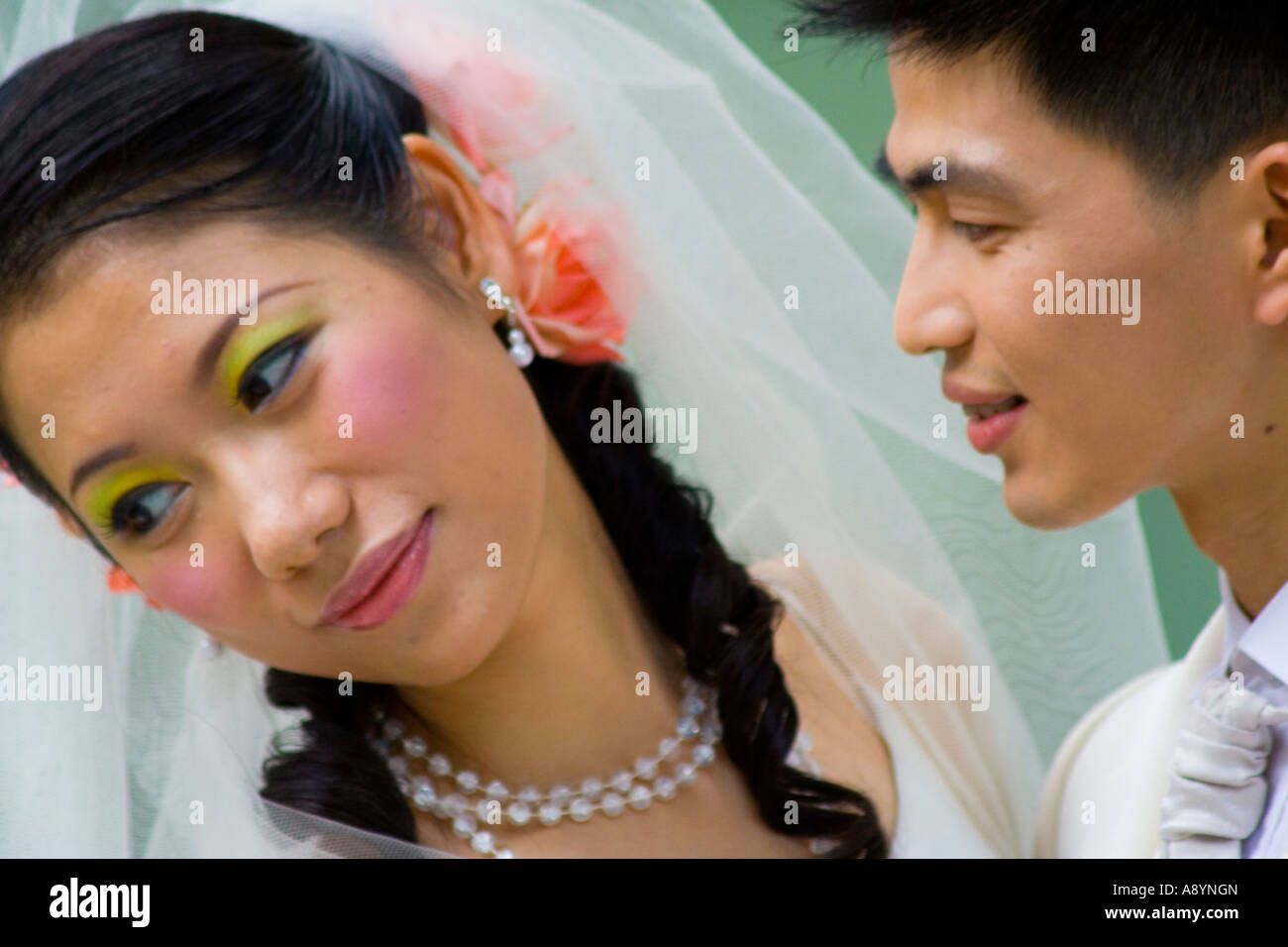 Des couples chinois posent pour des photos de mariage l'île de Shamian Guangzhou Chine Banque D'Images