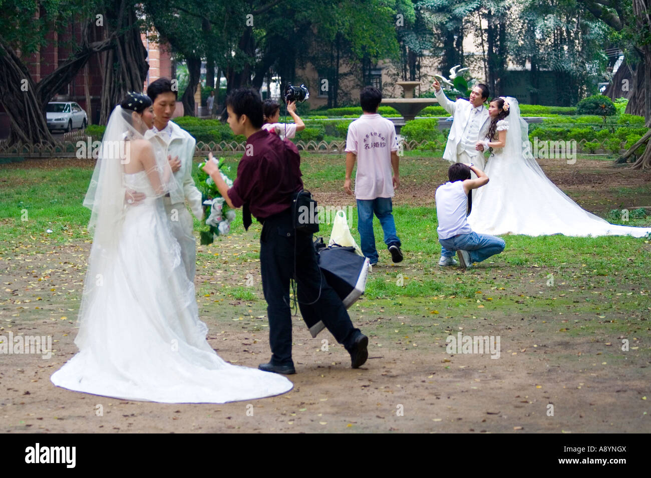 Des couples chinois posent pour des photos de mariage l'île de Shamian Guangzhou Chine Banque D'Images