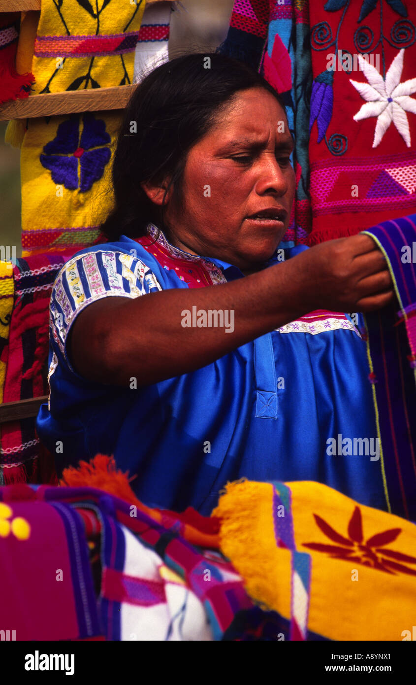 Une femme indienne MAYA CHAMULAN TAPIS POUR ORGANISER LA VENTE À UN MARCHÉ DE SAN JUAN CHAMULA CHIAPAS MEXIQUE Banque D'Images