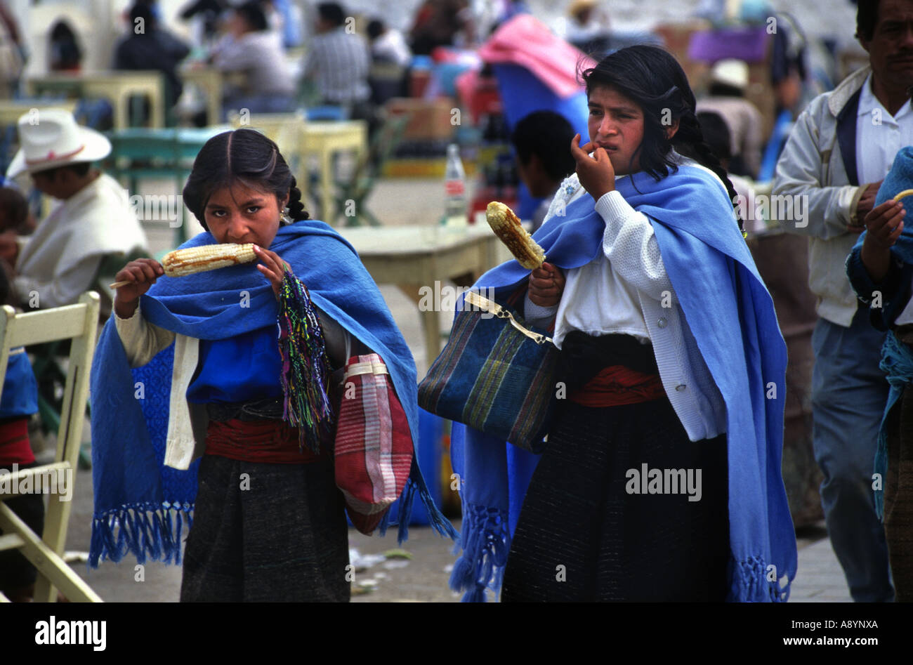 CHAMULAN INDIENS MAYAS HOMME MANGEANT DU MAÏS À UN MARCHÉ DE SAN JUAN CHAMULA CHIAPAS MEXIQUE Banque D'Images