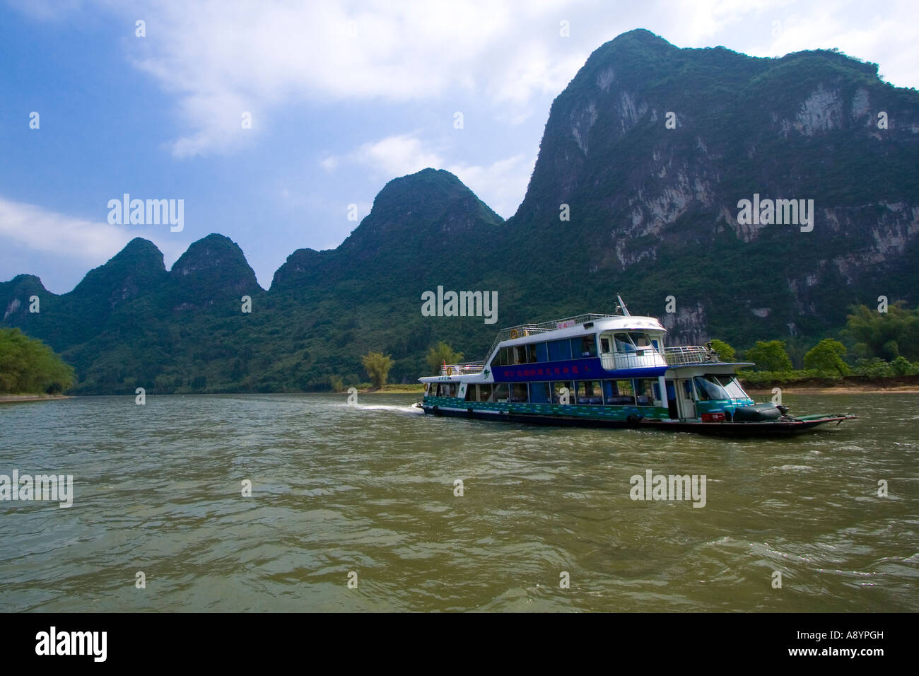 Traversier de passagers touristiques sur la rivière Li dans la province de Guangxi Chine Banque D'Images