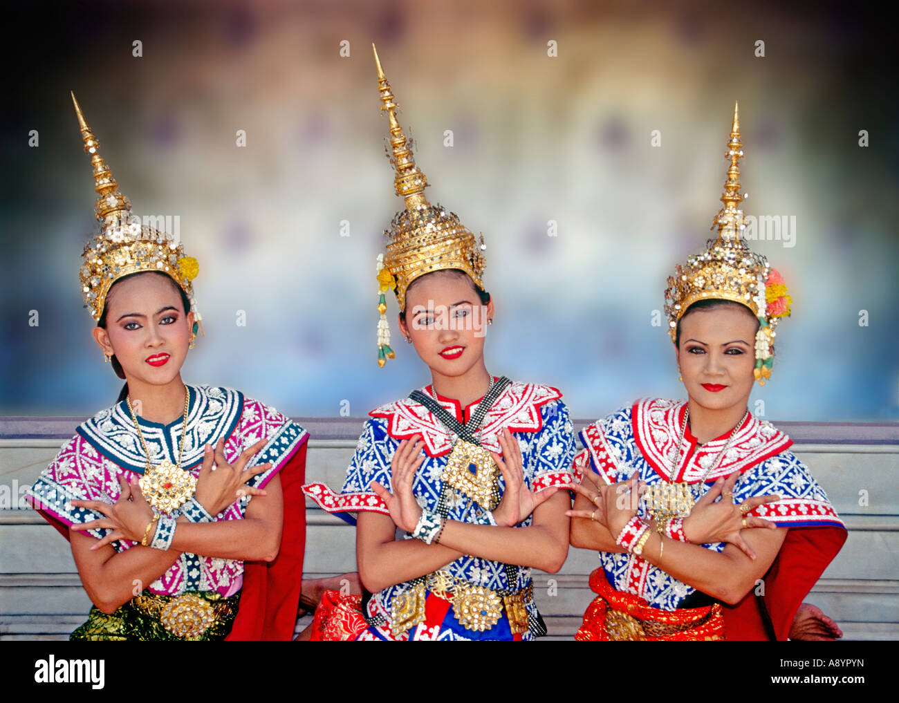 Trois jeunes danseurs classique traditionnelle Thaï femelles démontrant la main du bras et les mouvements du doigt dans le temple Wat Ratchanatdaram, Bangkok, Thaïlande Banque D'Images