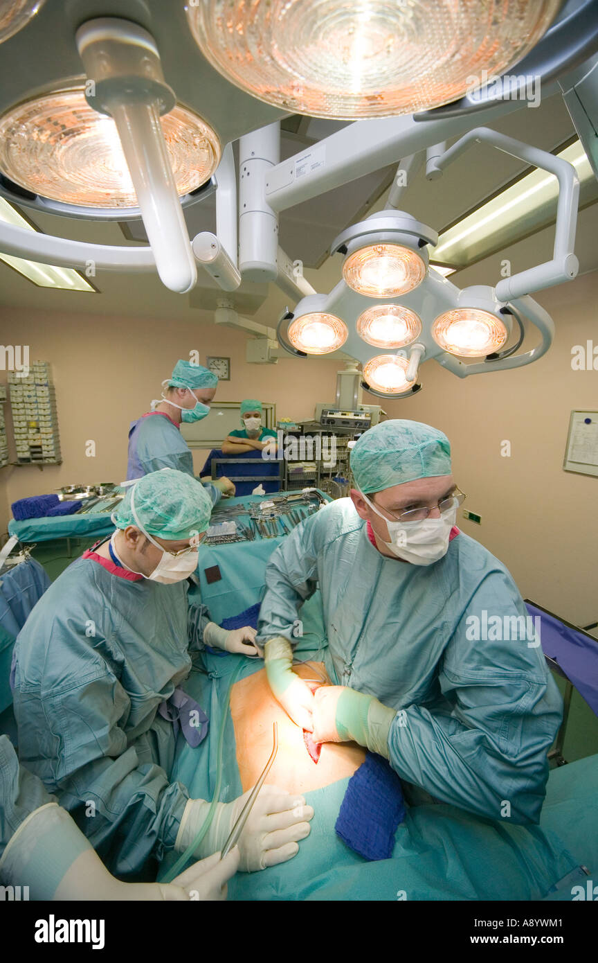 Les chirurgiens d'une chirurgie abdominale pour cancer operating room Banque D'Images
