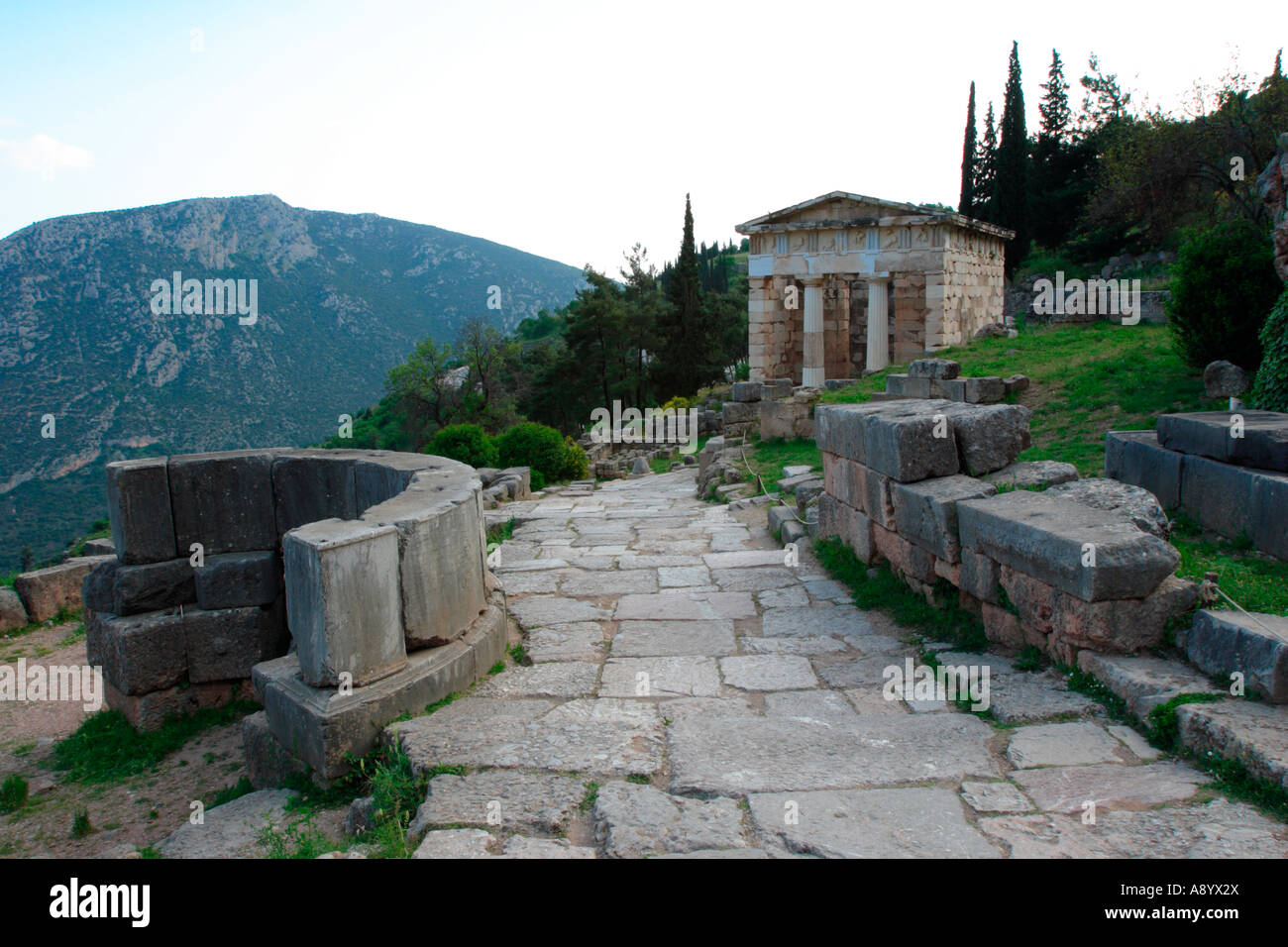 Trésor des Athéniens à la Voie Sacrée Sanctuaire d'Apollon Delphes Grèce Banque D'Images