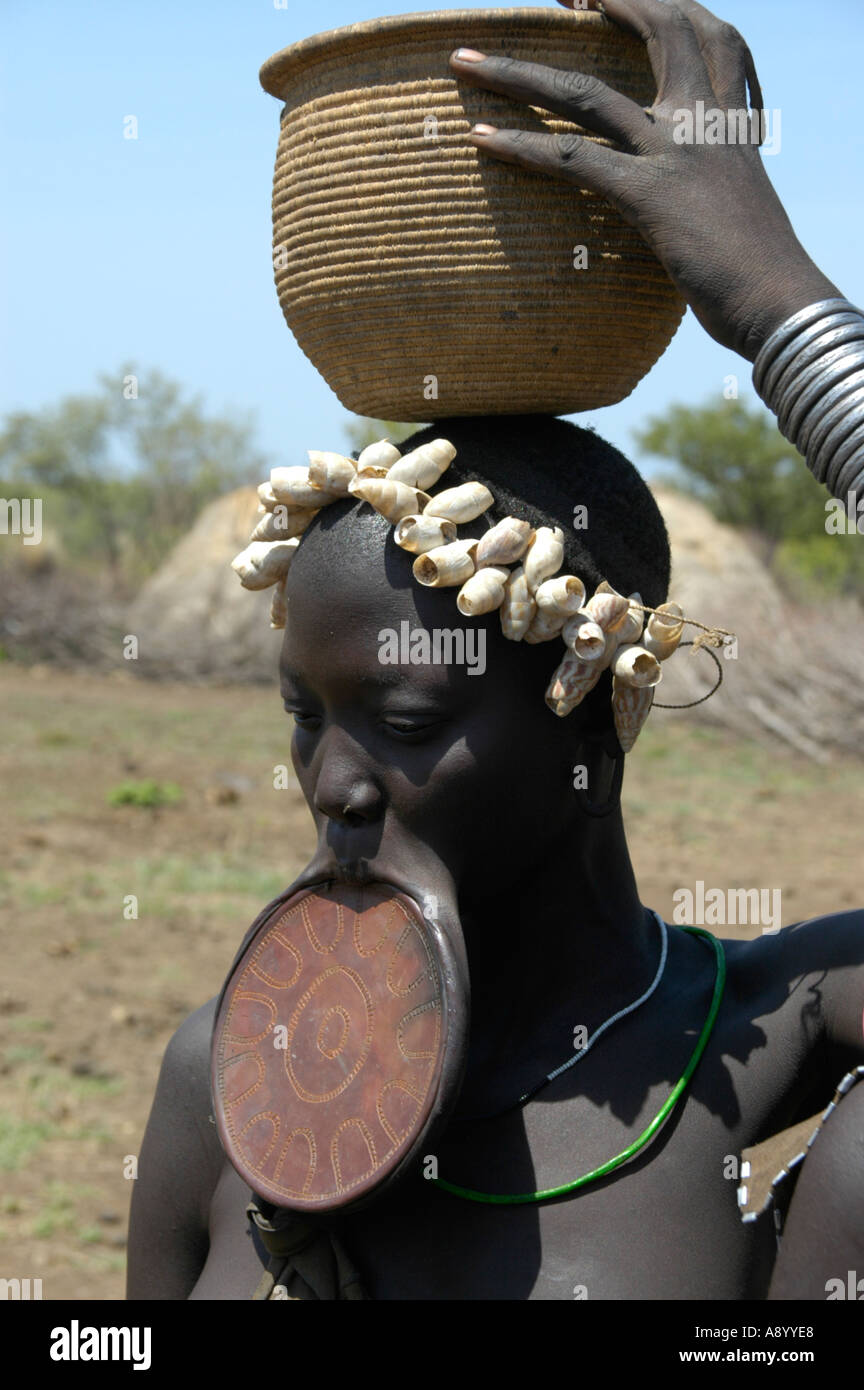 Femme avec une grande assiette lèvre et un pot sur la tête du peuple Mursi  près de Jinka Ethiopie Photo Stock - Alamy