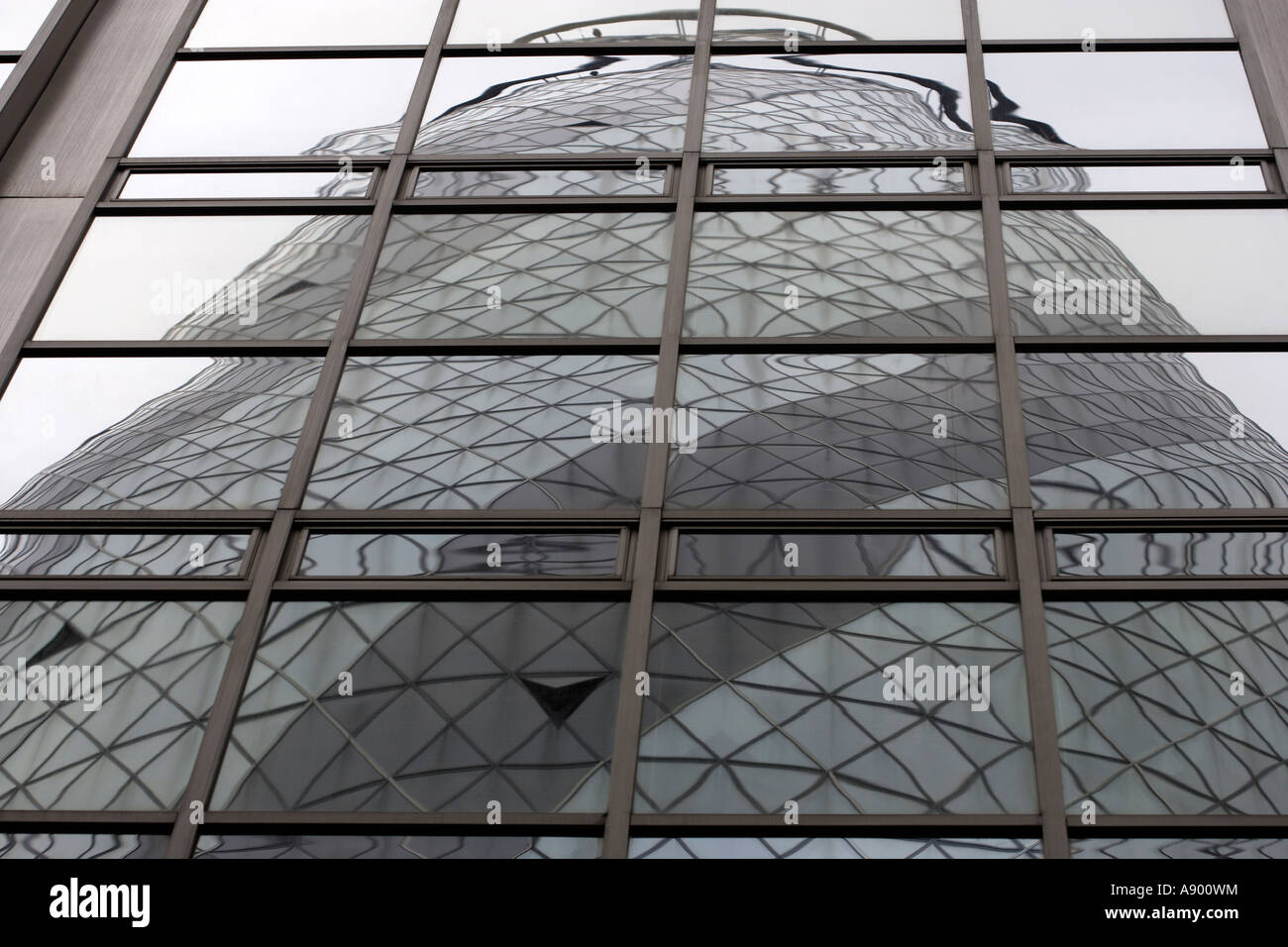 Gherkin building 30 réflexion St Marys Ax London England UK Banque D'Images