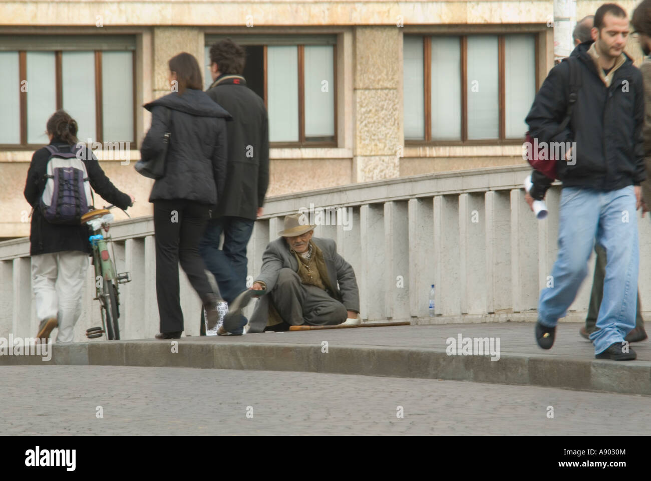 Close up horizontale d'un pauvre vieux mendiant assis sur le Ponte di Mezzo à Pise. Banque D'Images