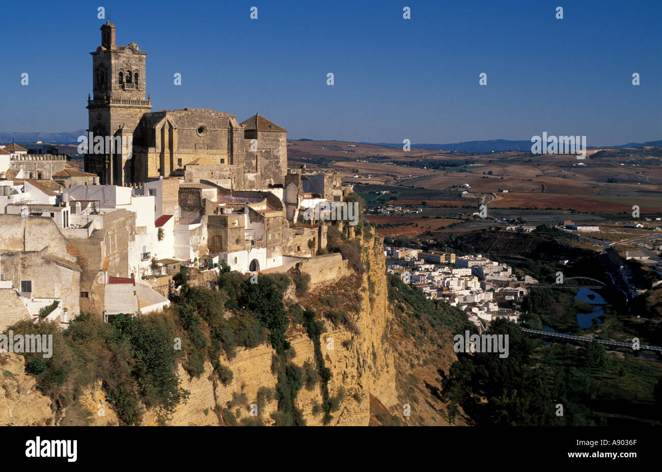 Réglage de la falaise de la ville d'Arcos de la Frontera, province de Cadiz Andalousie Andalousie Espagne Banque D'Images