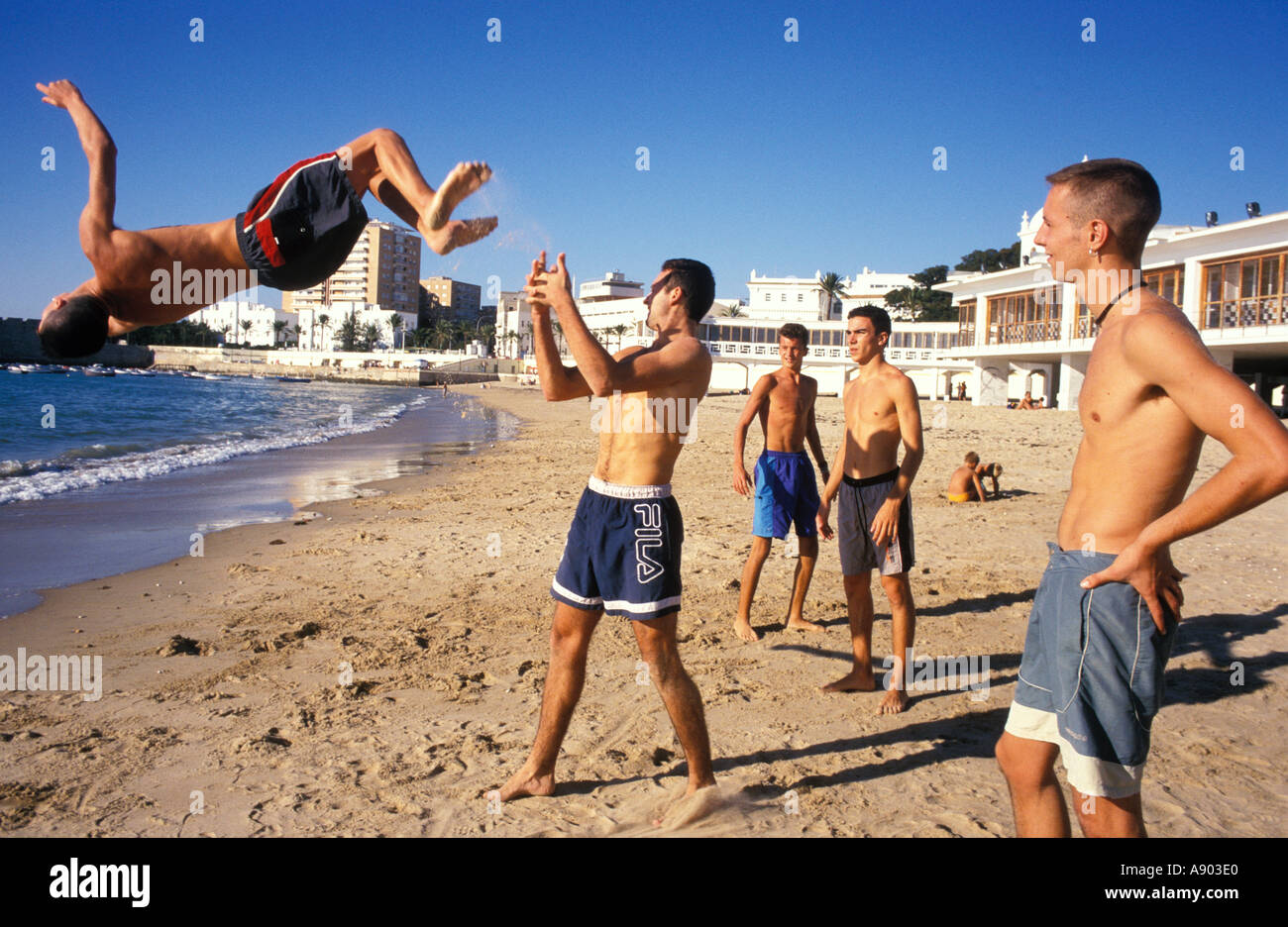 Jouer sur la plage Playa la Caleta Cadiz Andalousie Andalousie Espagne Banque D'Images