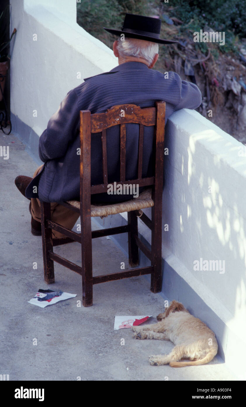 Vieil Homme et chien paressant dans l'ombre d'Arcos de la Frontera, province de Cadiz Andalousie Andalousie Espagne Banque D'Images