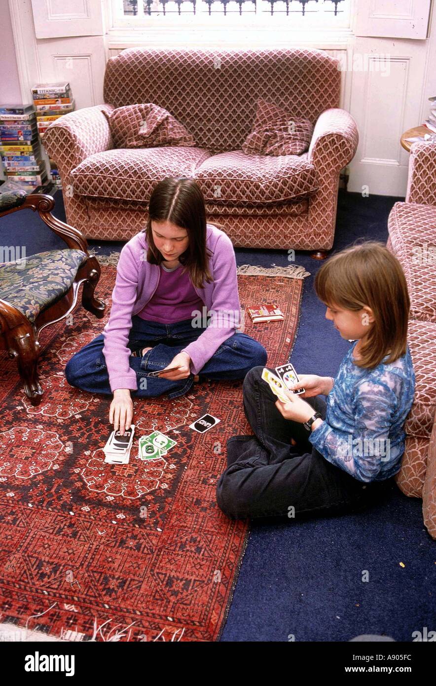 Deux jeunes filles jouant aux cartes Banque D'Images