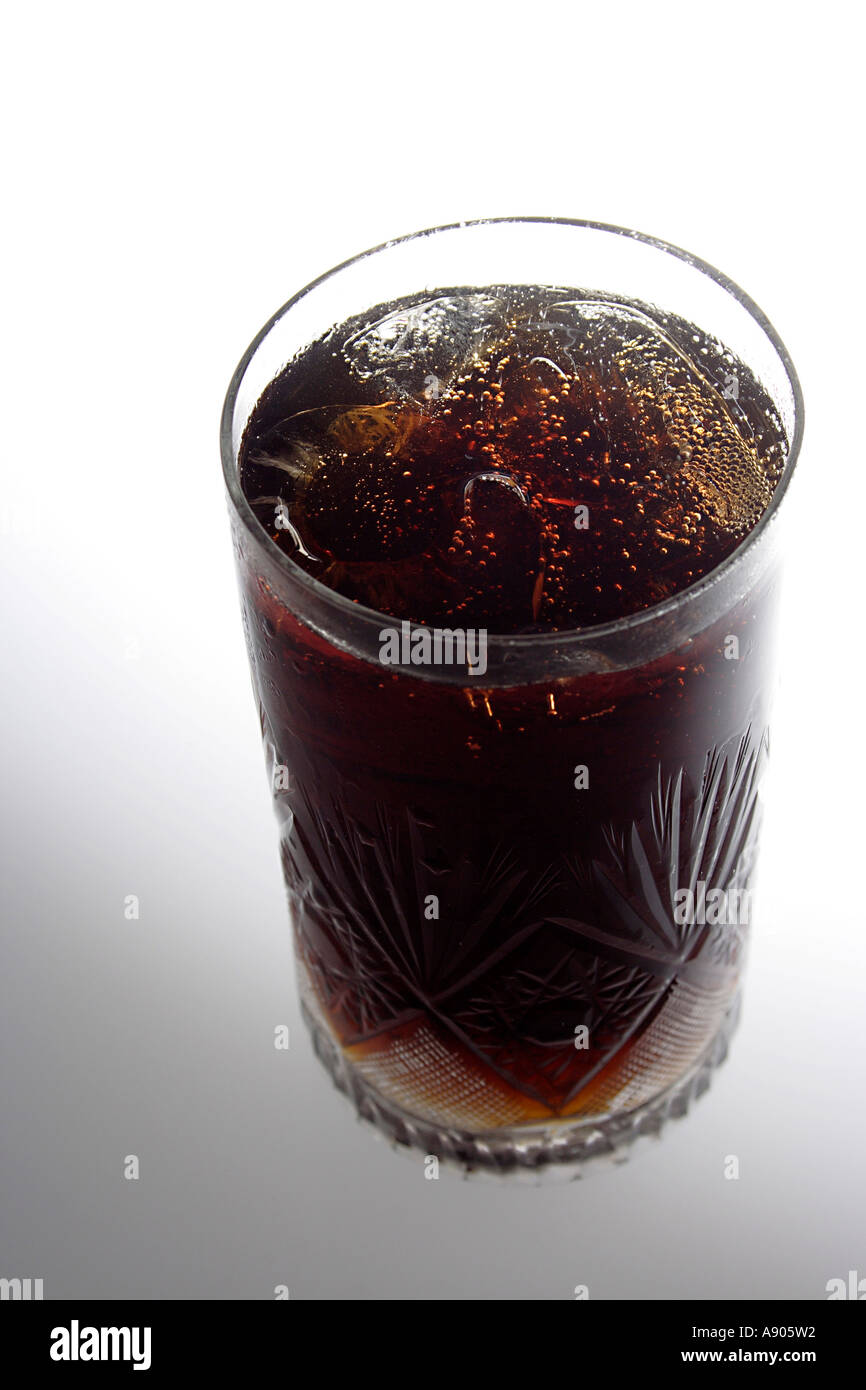 VDA77984 boisson froide dans un verre Coca Cola Coke Pepsi jusqu'frappe avec une tranche de citron Banque D'Images