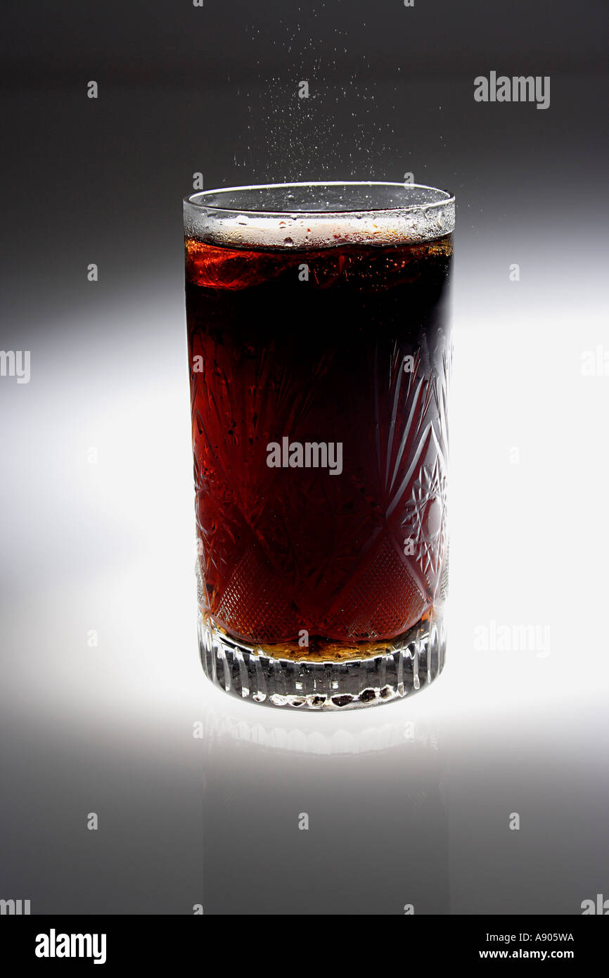 VDA77985 boisson froide dans un verre Coca Cola Coke Pepsi de frappe Banque D'Images