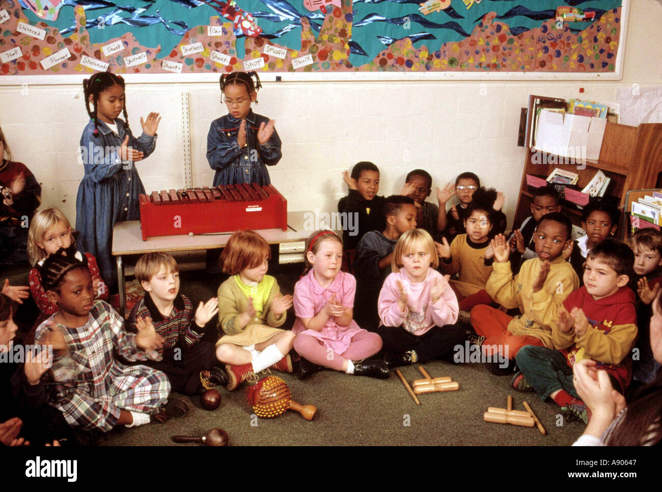 Les enfants de l'école primaire ayant leçon de musique Banque D'Images