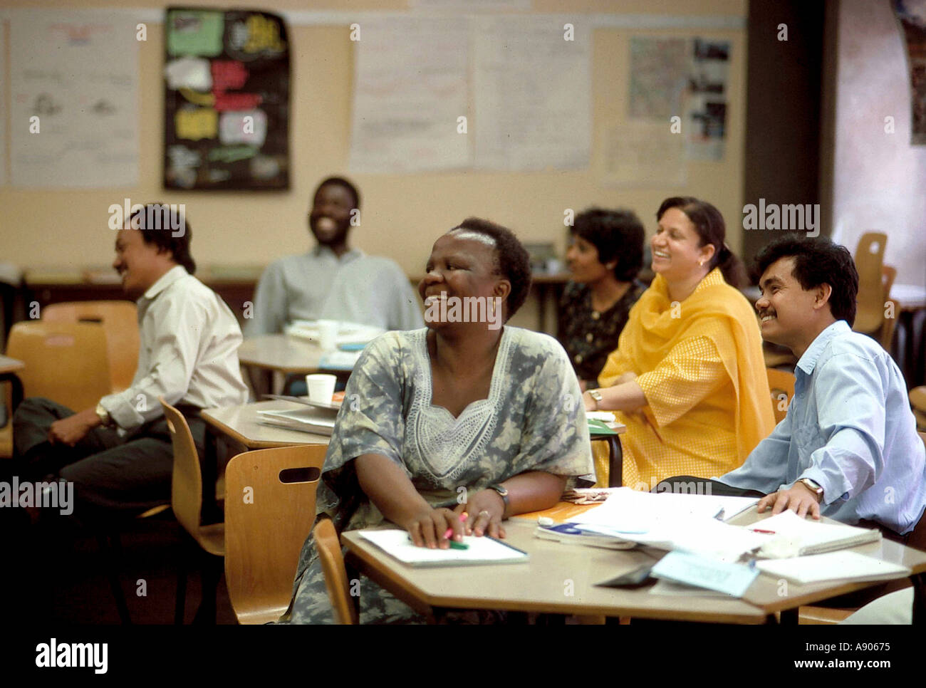 Les adultes en formation continue l'apprentissage en classe de l'institut ESL Banque D'Images