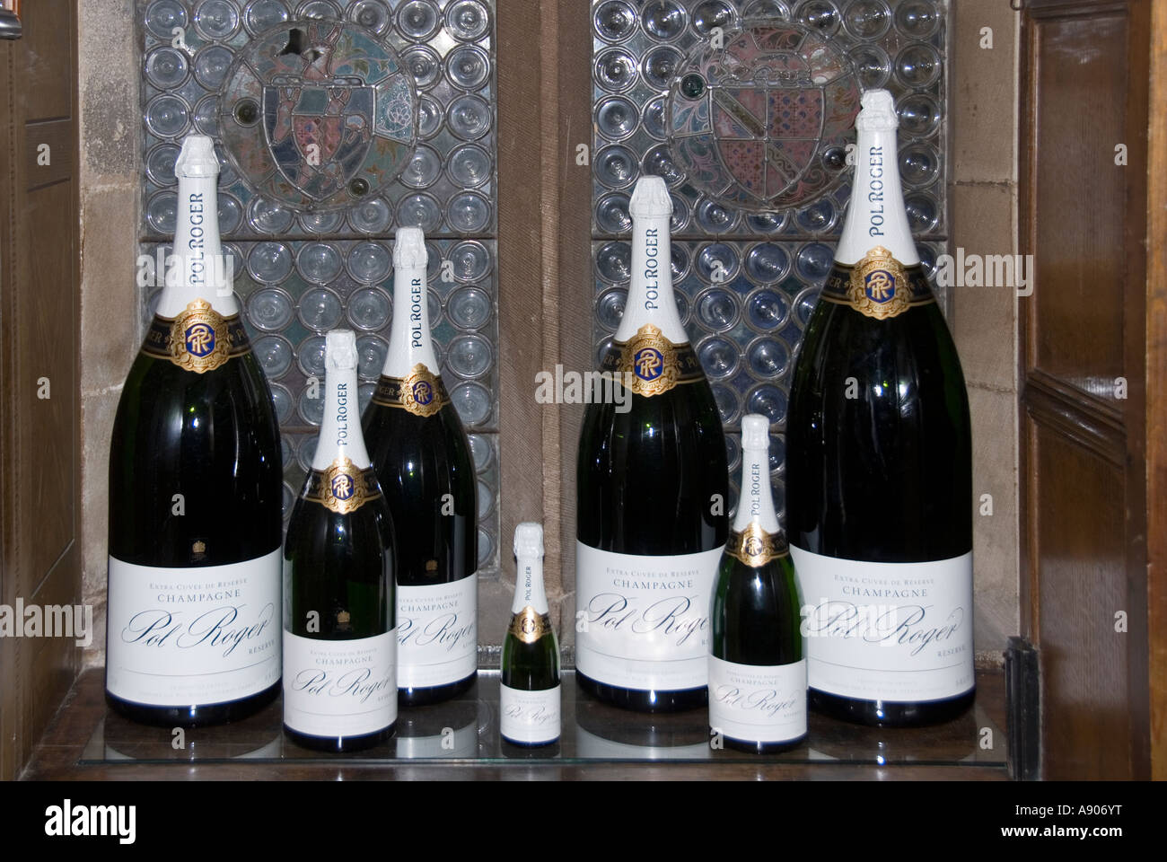 Gros plan d'une sélection de 7 bouteilles de Champagne Pol Roger de tailles différentes sur l'écran sur la fenêtre d'un restaurant continental England UK Banque D'Images