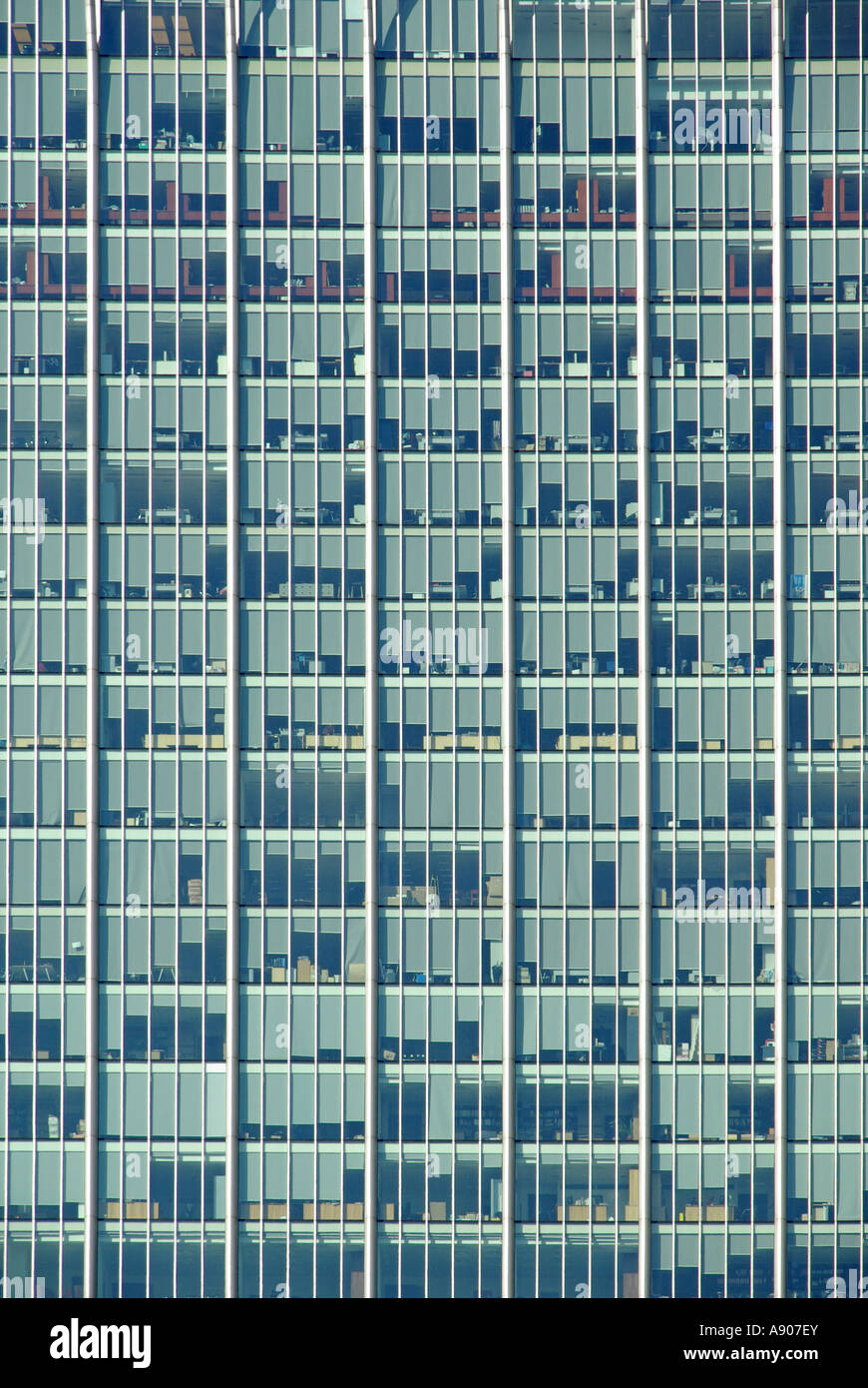 Mur rideau Londres grande hauteur d'élévation de bureaux stores pare-soleil abaissé pour des montants variables aléatoires création abstract pattern Banque D'Images