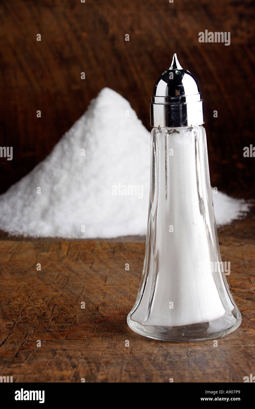 Tas de sel iodé avec un agitateur à sel en verre avec dessus en acier inoxydable Banque D'Images