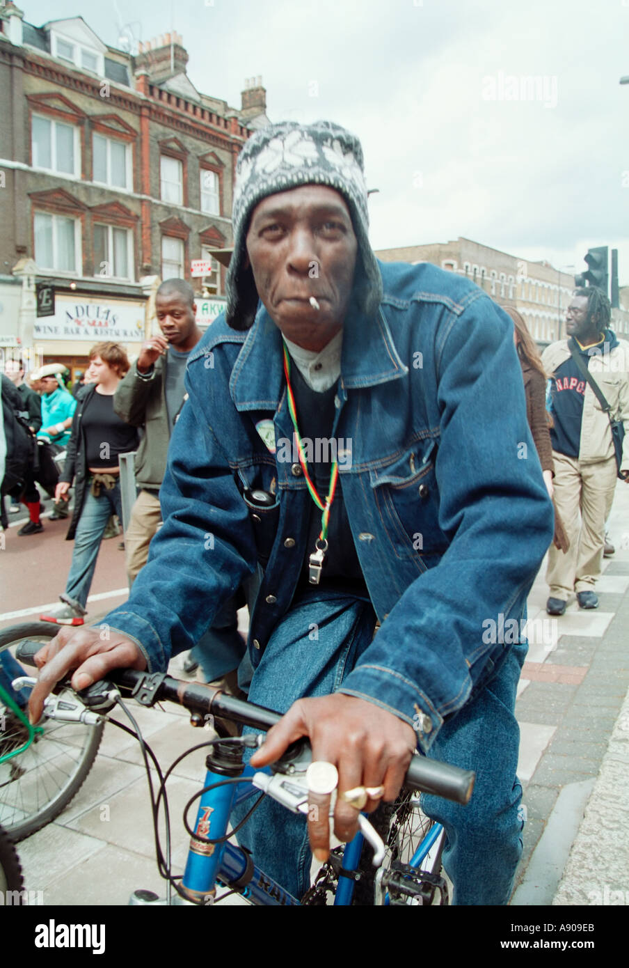 Vélo homme noir sur Jay de fumer du cannabis Cannabis festival mars 2003  Jour Londres Photo Stock - Alamy