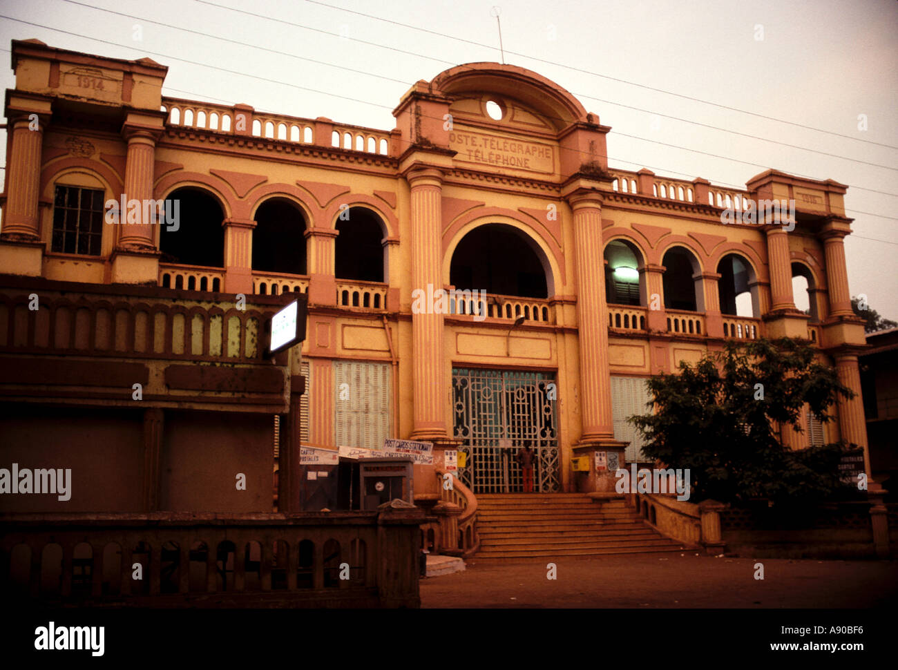 Bureau de poste bamako mali Photo Stock - Alamy