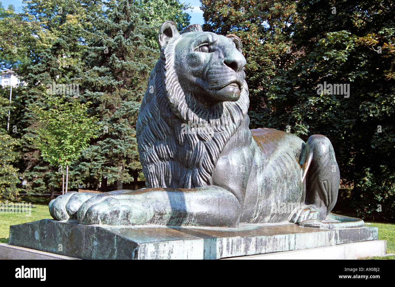 Sculpture de Lion en dehors de la Tombe du Soldat inconnu et l'église de Saint Sofia, Sofia, Bulgarie Banque D'Images