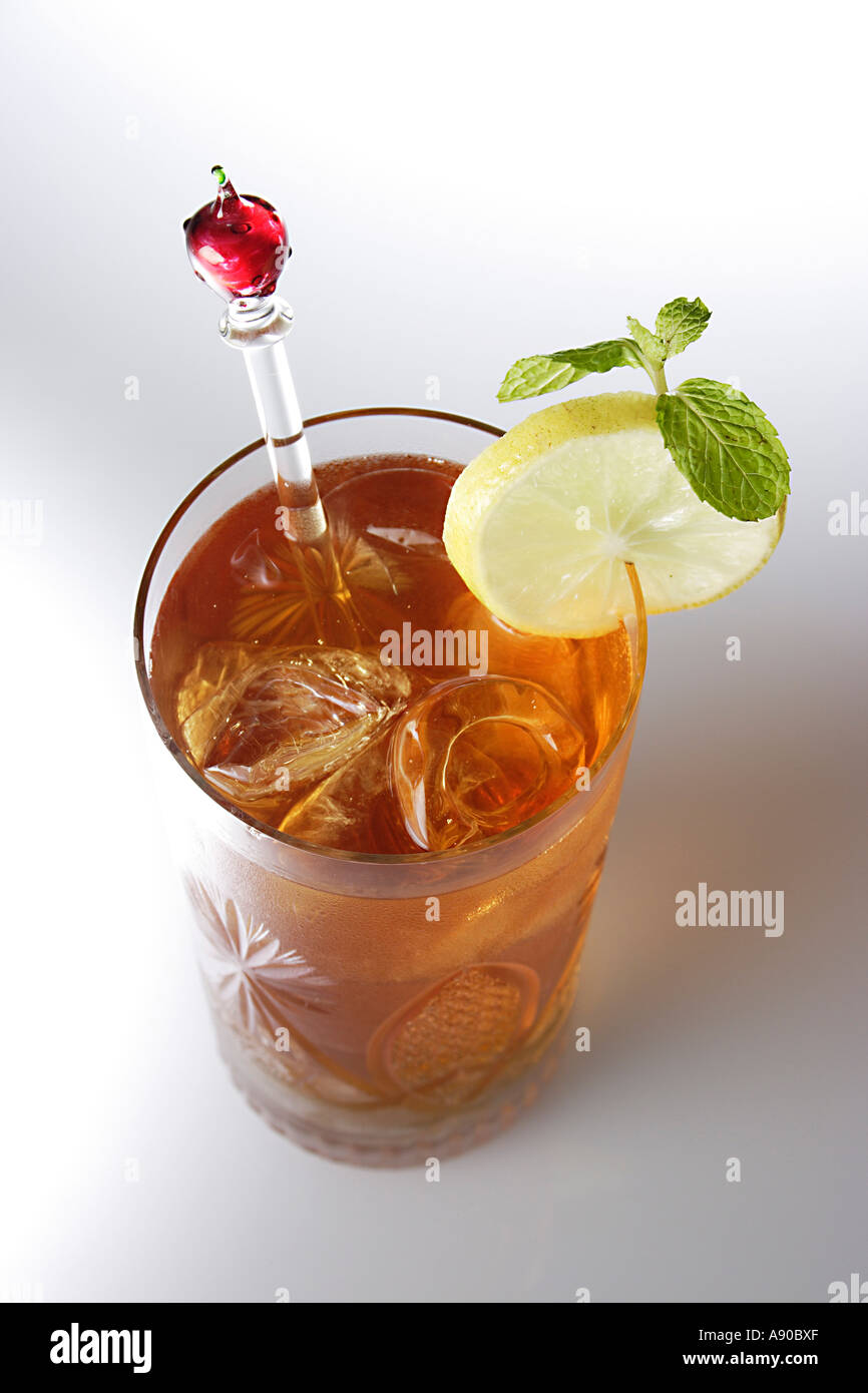 VDA78104 boisson fraîche du thé glacé avec tranche de citron et la glace dans le verre Banque D'Images
