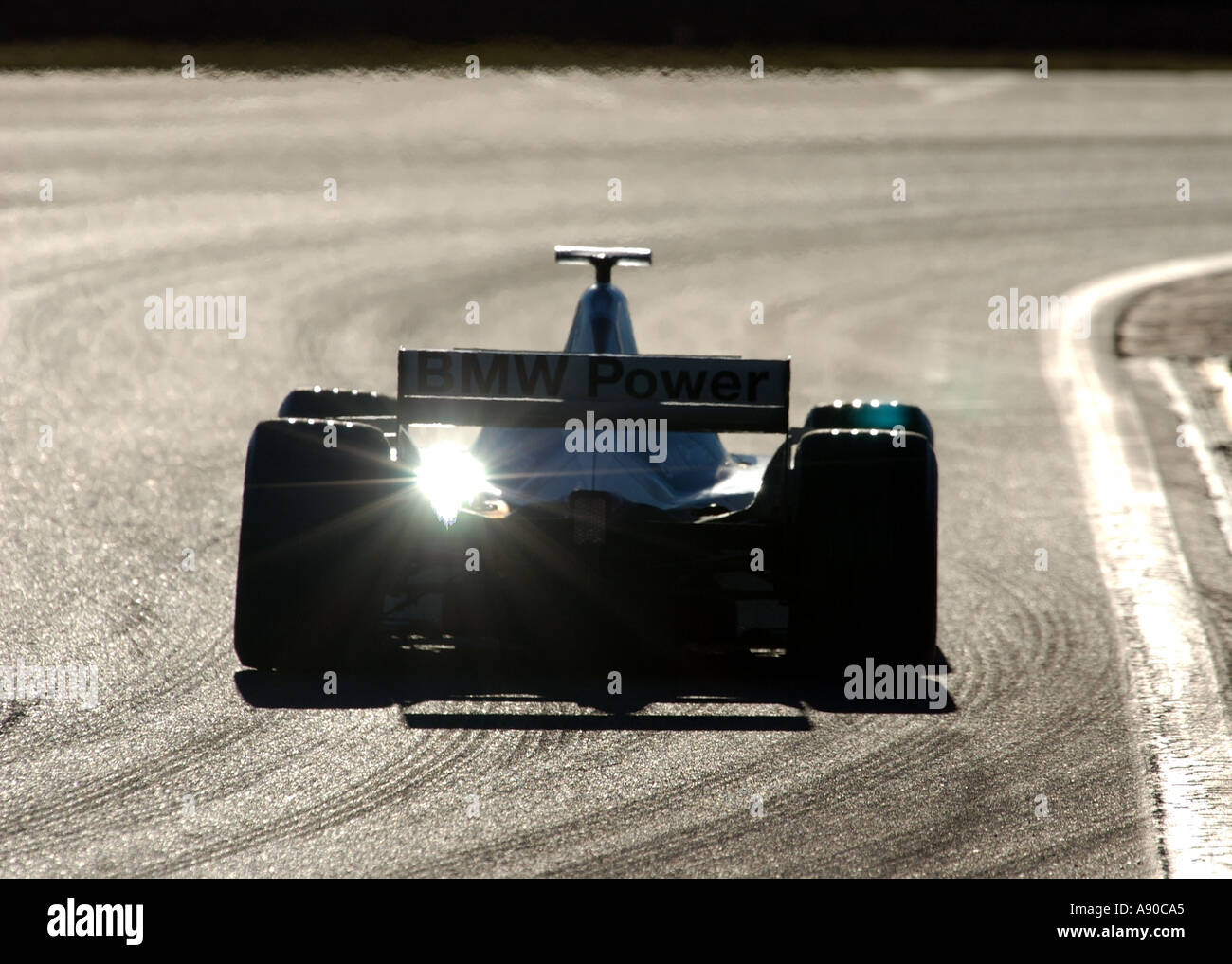 Voiture de course de Formule 1 sur la piste vu de derrière Banque D'Images