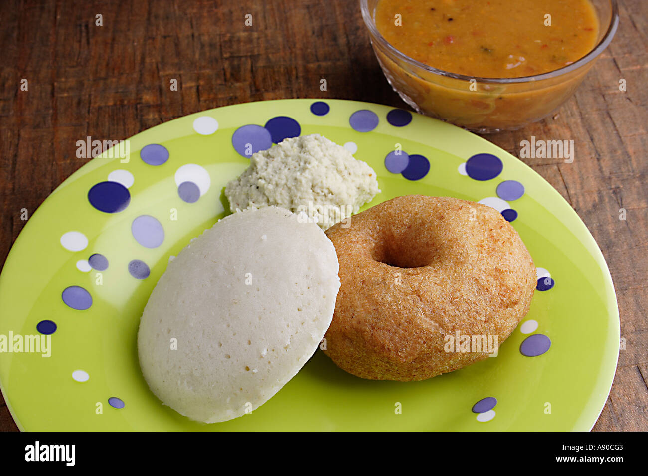 Snack frit indien medu ama sans rien faire sur une feuille de banane avec chutney de noix de coco sambhar Banque D'Images