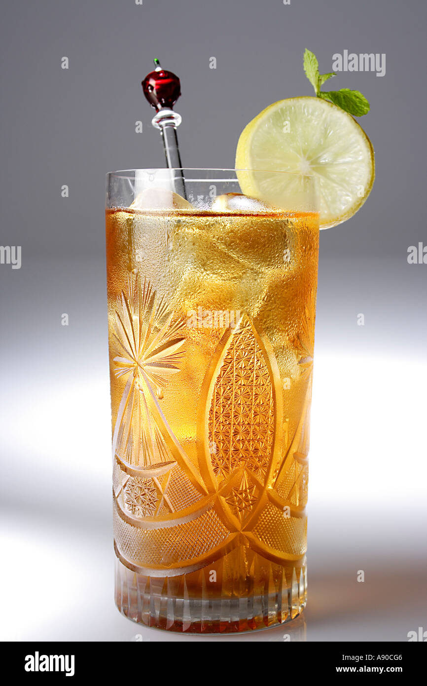 VDA78107 boisson fraîche du thé glacé avec tranche de citron dans le verre avec le design Banque D'Images