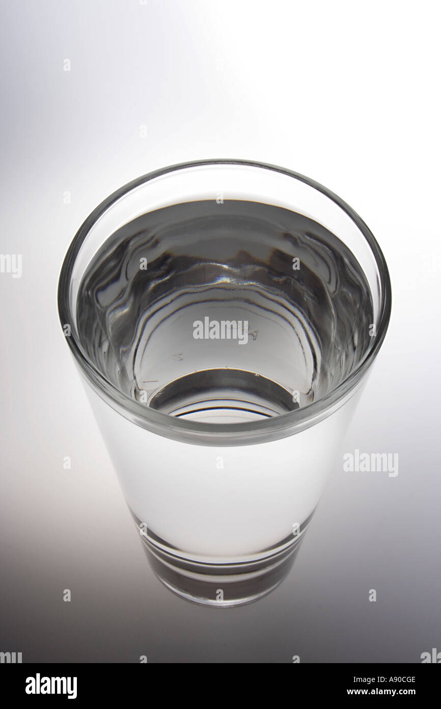 L'eau potable pure dans un verre transparent angle haut Banque D'Images