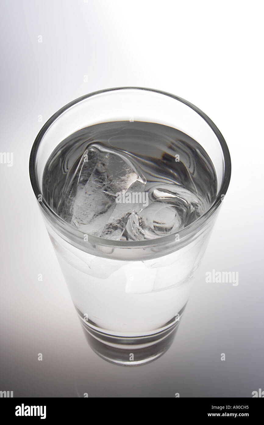VDA78109 potable pure de l' eau froide avec de la glace dans un verre transparent Banque D'Images
