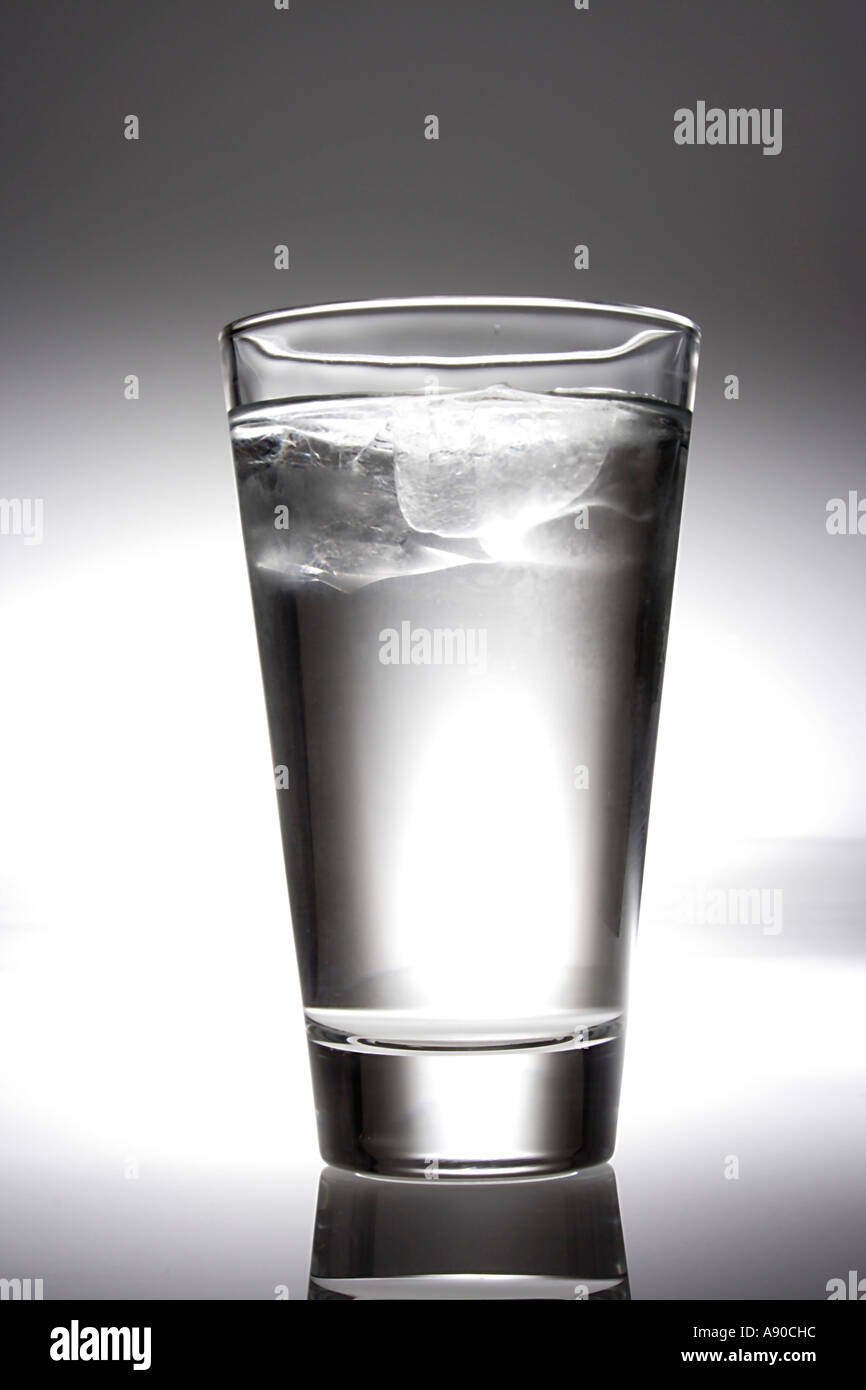 VDA78110 potable pure de l' eau froide avec de la glace dans un verre transparent sur fond blanc Banque D'Images