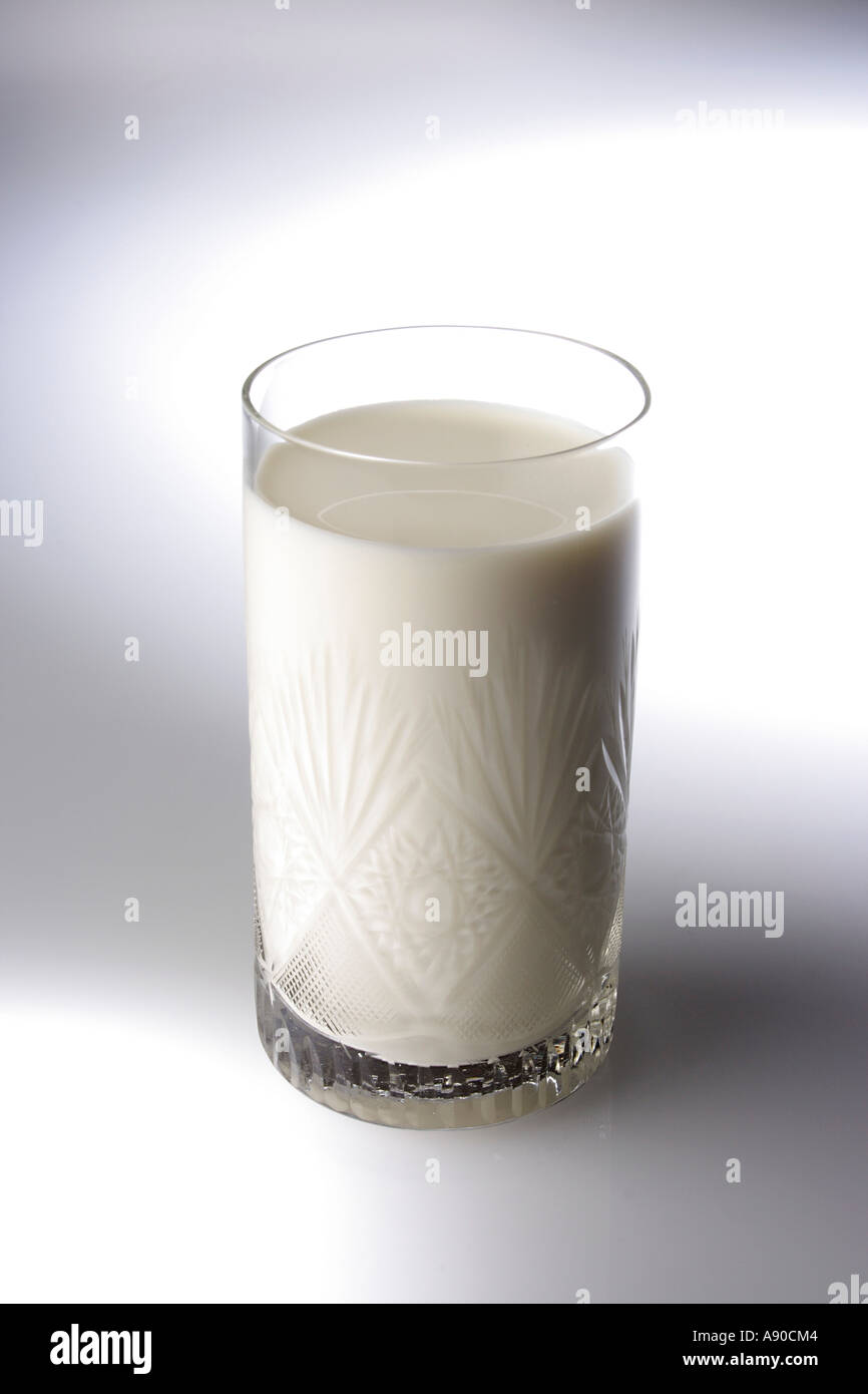 VDA78115 boire du lait sain dans un verre transparent Banque D'Images