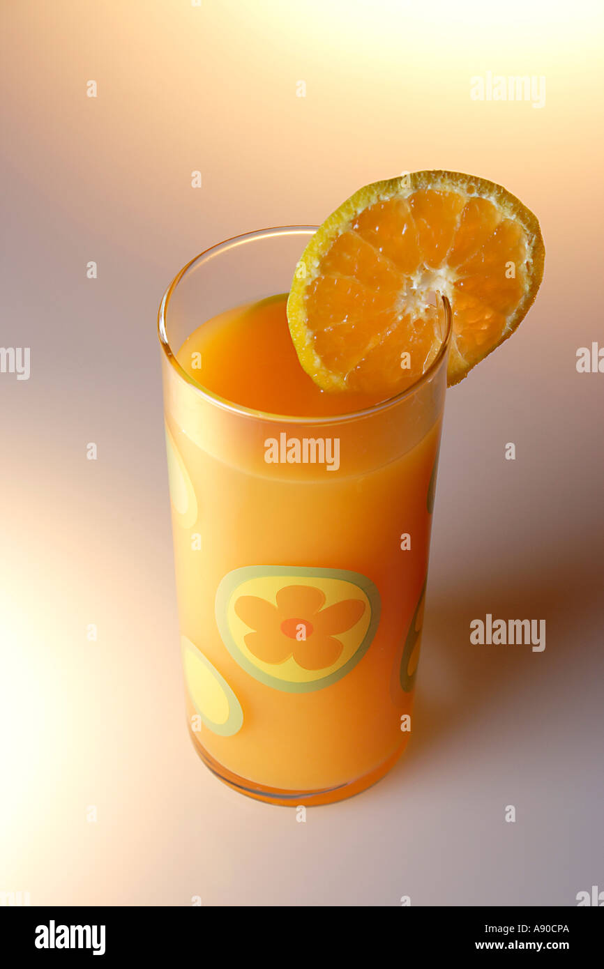 VDA78099 boisson saine de jus d'orange avec des fruits orange slice dans verre Banque D'Images