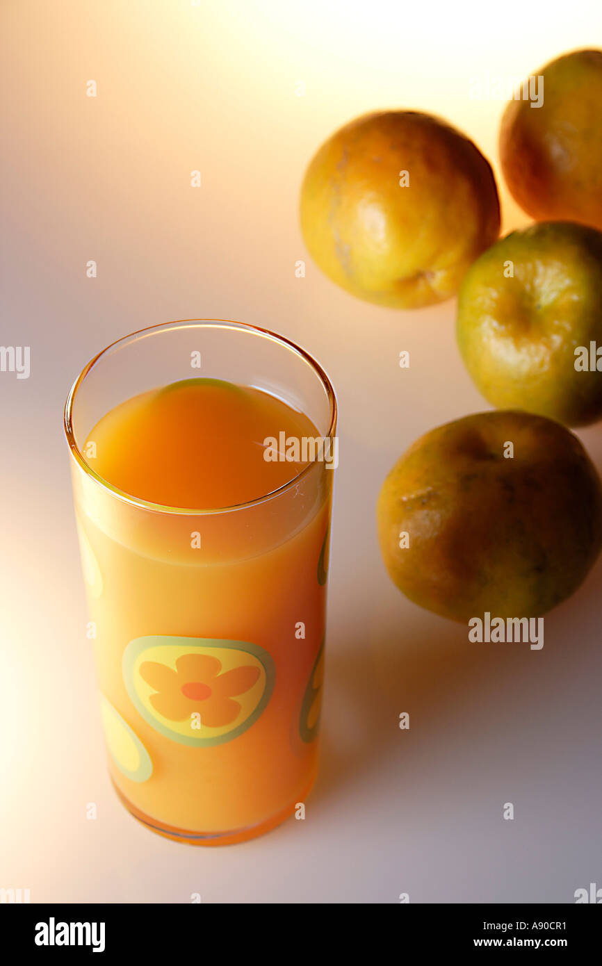 VDA78100 boisson saine de jus d'orange avec des oranges fruits Banque D'Images