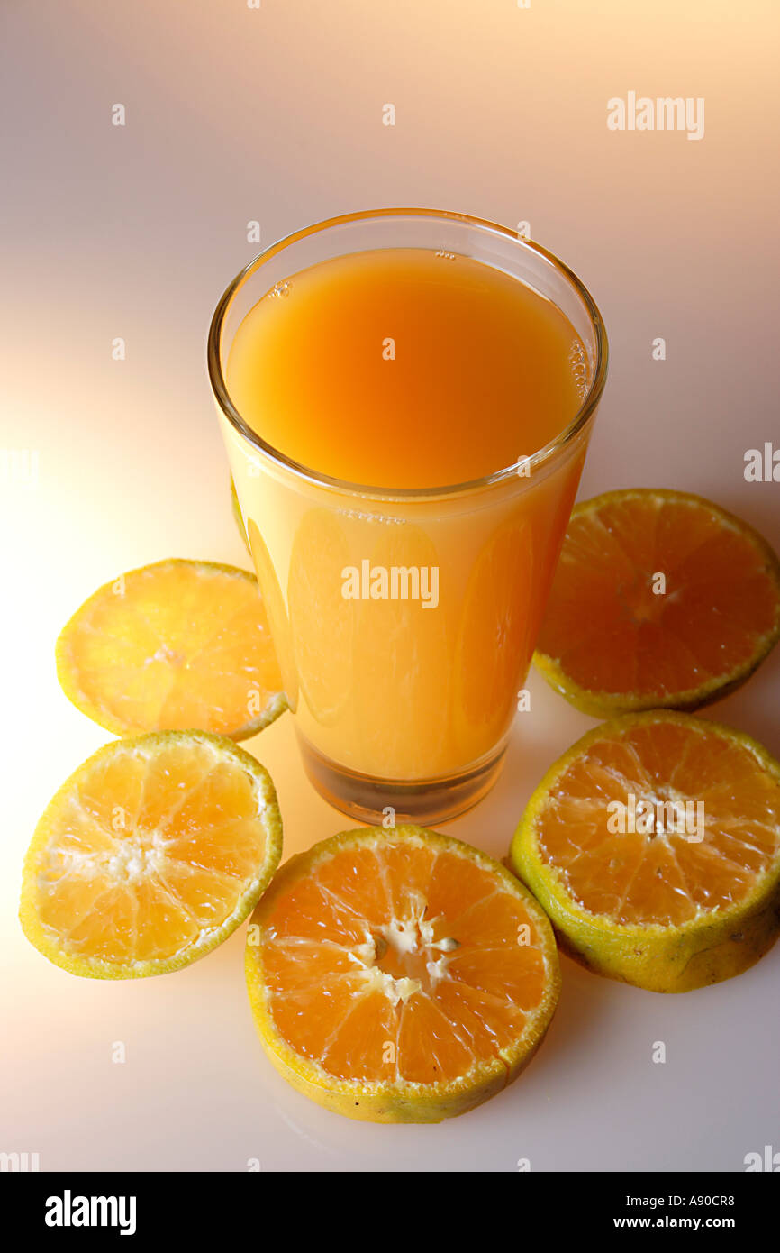 VDA78101 jus d'Orange boisson saine avec des tranches de fruits orange Banque D'Images