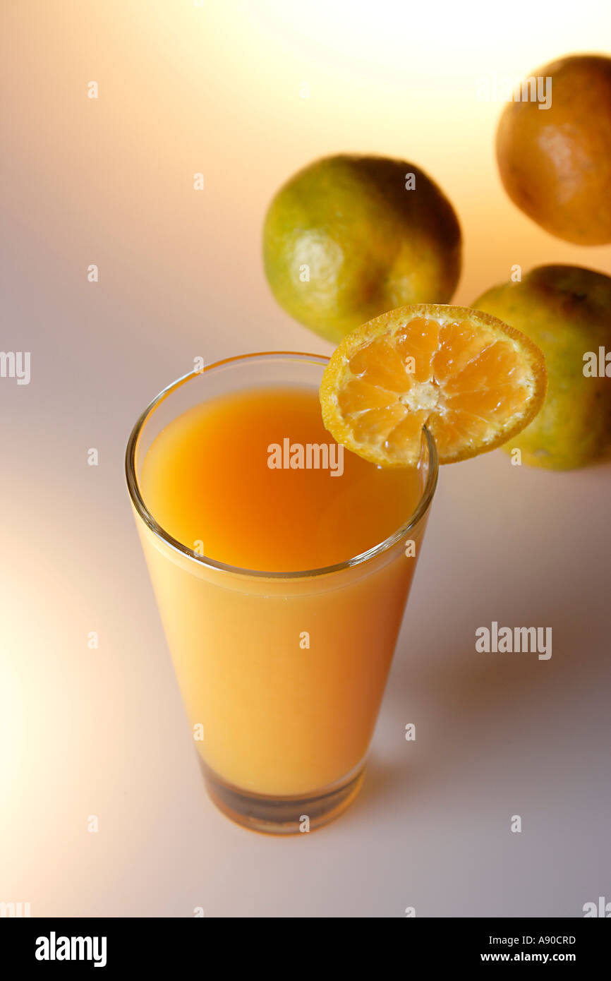 VDA78102 jus d'Orange boisson saine avec des fruits oranges dans verre Banque D'Images