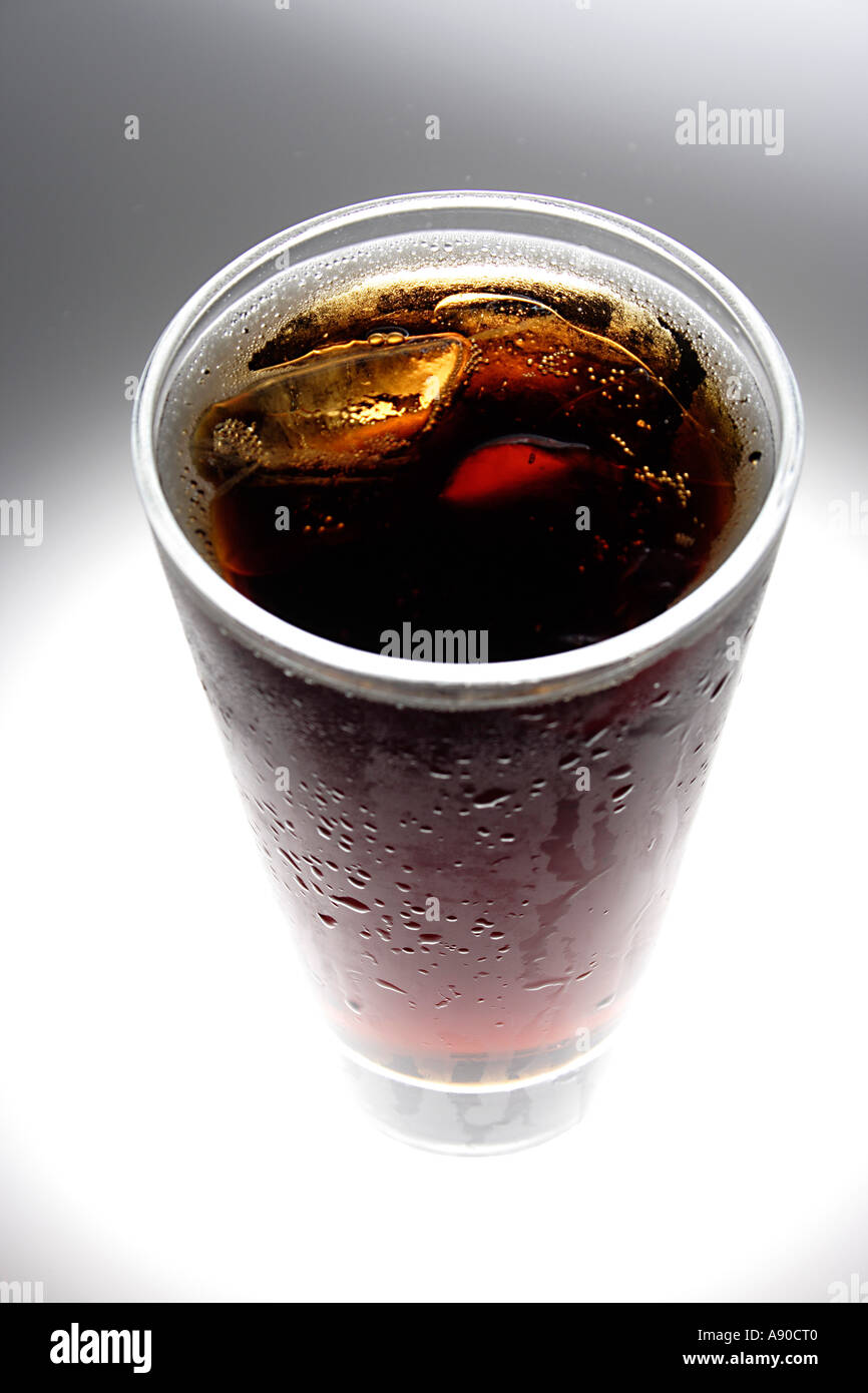 VDA77976 boisson froide dans un verre Coca Cola Coke Pepsi avec de la glace de frappe Banque D'Images