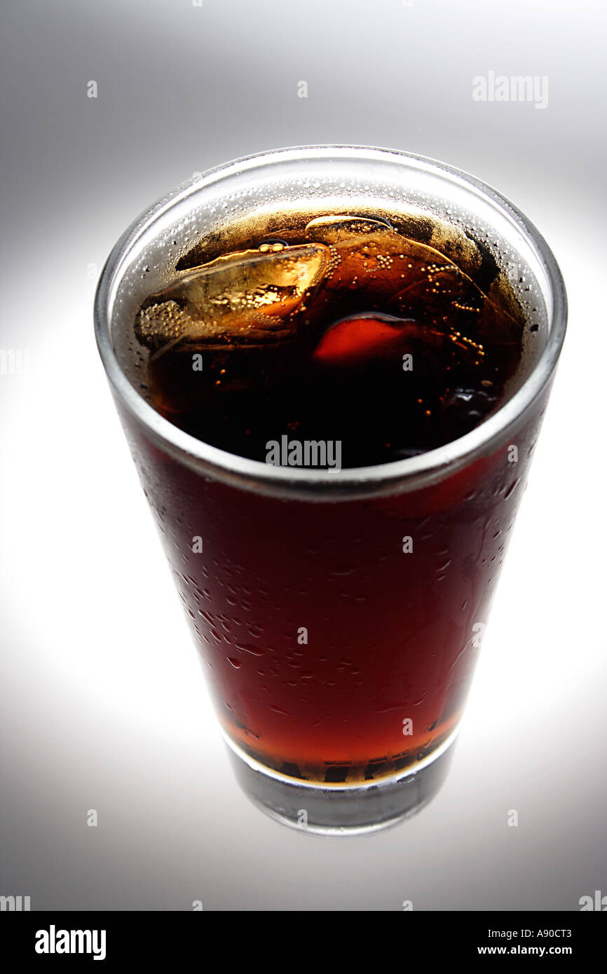 VDA77977 boisson froide dans un verre Coca Cola Coke Pepsi avec de la glace de frappe Banque D'Images